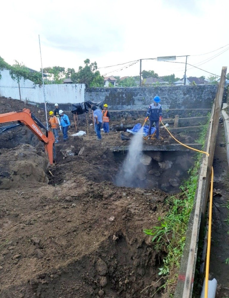 Tim menangani hama di area konstruksi dan fasilitas komersial